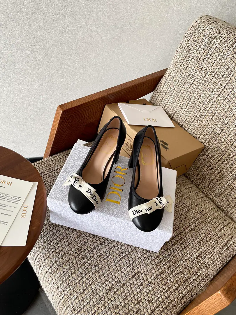 Dior | Dio. 26Spring and summer embroidery.logoWeasels of butterflies tied to the bottom of the round Mary Jane's shoes.！ 🧡💚2026Spring and summer brand new. Top Version⚠️ The owner of the counter is making a new offer. CDButterfly with Mary Jane's ballet shoes. New hardware.🆕 Requisition level！It's a great sense of excellence.！A huge amount of money from domestic and international bloggers., Old and fashionable. 💎The upper toe blew up.！The boss's push.★ Shoe.:Use of mixed-import sheep skin Inside, put your feet on the inside.:Importing crystal sheep skin Otsumi!:Italian imports are so colory. Codes:35-41（40 41 I'll make sure I don't change it.）