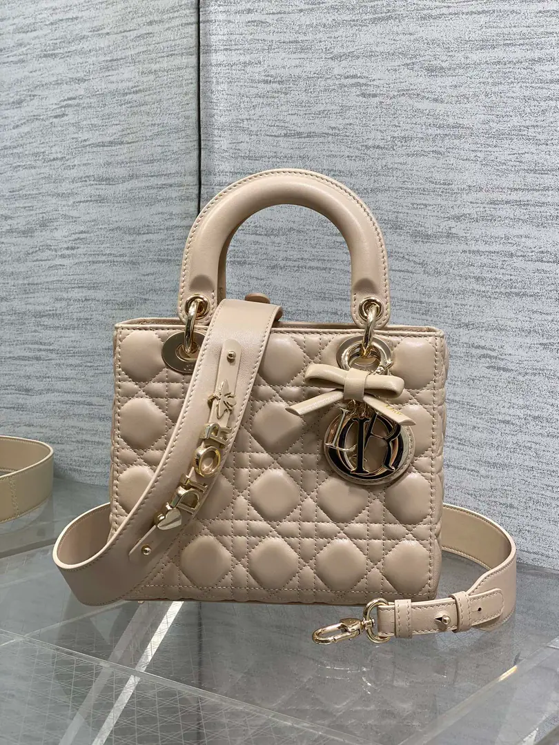 The Mi-Amino.‼️ LadyThe latest four-time bow.🎀- Daphne bag., It's carefully crafted with a little sheep skin., A necessary bag for a man.😍. ♪ Fascinating graceful and enchanting💃🏻, It's a woman's taste to be a little stomping., Classic fashion style.. insAnd a lot of fashion.iconA bag with a man., Don't miss it.❤️ size: 20*17*8cm 6604 0009