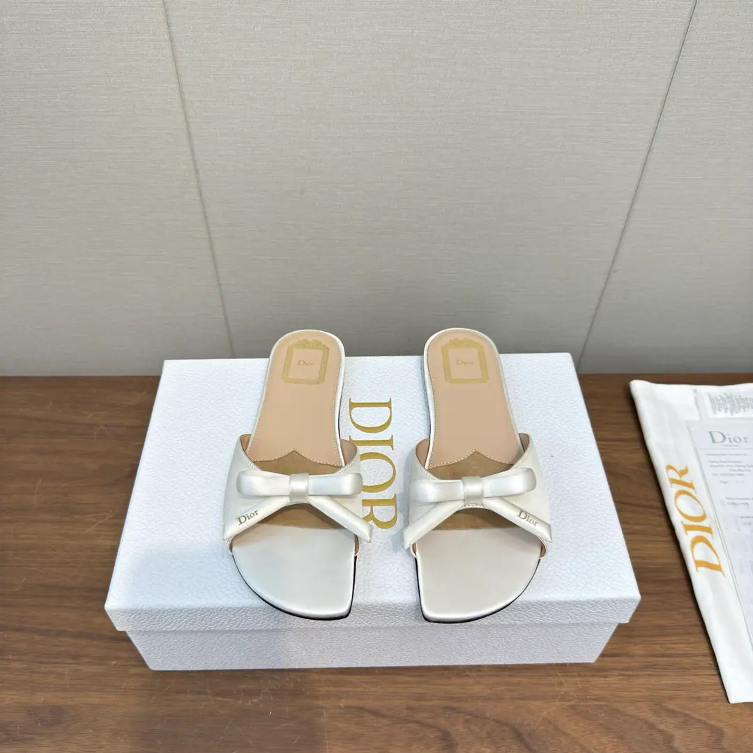 Dior 2026 s New paragraph Butterfly knots.🎀logo Heel slippers.🩴 Classic embroidery process High Version Little round head and a big one. - Slugs. Material:Shoe-faced sheep's skin. Original consistent high-temperature water-consolable cotton electrocution technology+In the skin of the sheep.+ Double Layer Italy is a big-ass country. He's tall.:Floor1.5cm size: 35-41, 34.40.41.Custom