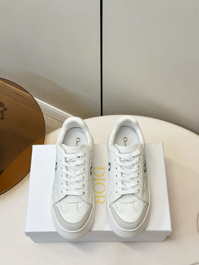 Dior｜Newly-red, white shoes. Leisure shoes. A simple white cow leather spelt with thin gray, skin., Clean.. It's a side classic.CD LogoIt's a stamped shoe.“Christian Dior Paris”Low profile and very recognizable., It's a man who knows what he's doing.getDetails of the arrival. 👟 Whether it's with lazy legs or not., Or a nice summer dress?, You can easily squeeze a stylish sense of the day.. Shoe.: The cow skins are swirling with the skins of the deer. Uchi.: Airnets.+Skins and feet. Original rubber bubble bottom Codes: 35-40（40.41Make a reservation.！）