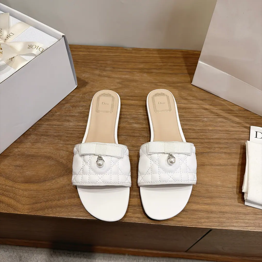 Aircraft box The factory price is flat. Dio. Dior 2026Spring and summer, the new girl's shoes. CDLetterlogoStereo-decording A pair of big, jelly-colored slippers. Market Top Version Material:The original shoe-faced, high-temperature water-melted cotton electrocution technology is a silky piece of fabric.+In the skin of the sheep.+Italy is a big-ass country. Packaging: A plane box per pair of shoes size: 34-43（34.40.41.42.43You're gonna have to do it or not.）
