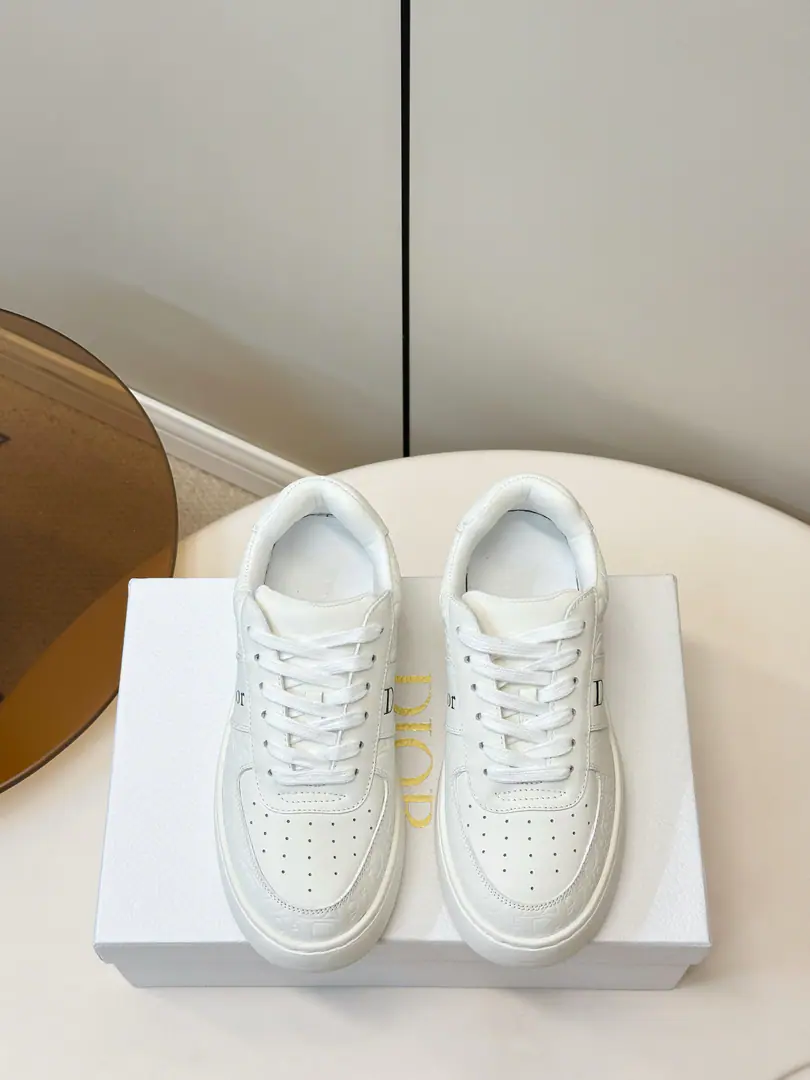 Dior｜Dior's new product is a white shoe with a thick coat of skin. Leisure sports shoes 🔥The white shoes are coming in this spring and summer.！The high-level senses of the screen are full.～The classic old flower shadow.+Collapse LetterLogo, It's a great design., Walking down the street, turning back.！The machine is a little more careful., A little guy can wear long legs.. It's a terrible quality., The upper foot is the stylish sperm.！ Shoe.: Skin seals on the calf.DSub tattoo Uchi.: Airnet. The original model of the rubber bubble is a big one. Codes: 35-40（40.41Make a reservation.）