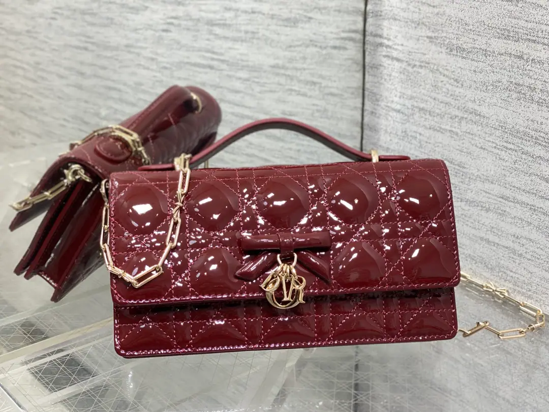 Current‼️ The newest butterfly chainer in the brick cabinet.🎀Signal vine grooves, A classic letter-and-letter strap.🎀👏, A new handle design., With soft sheep skin., Elegance and fashion.🙋, The brightest part is the beautiful pearl chain.😁, Make the whole bag even more sophisticated., Multiple layers and slots inside, A beautiful, practical one.😍 size:21*11*5cm 0502