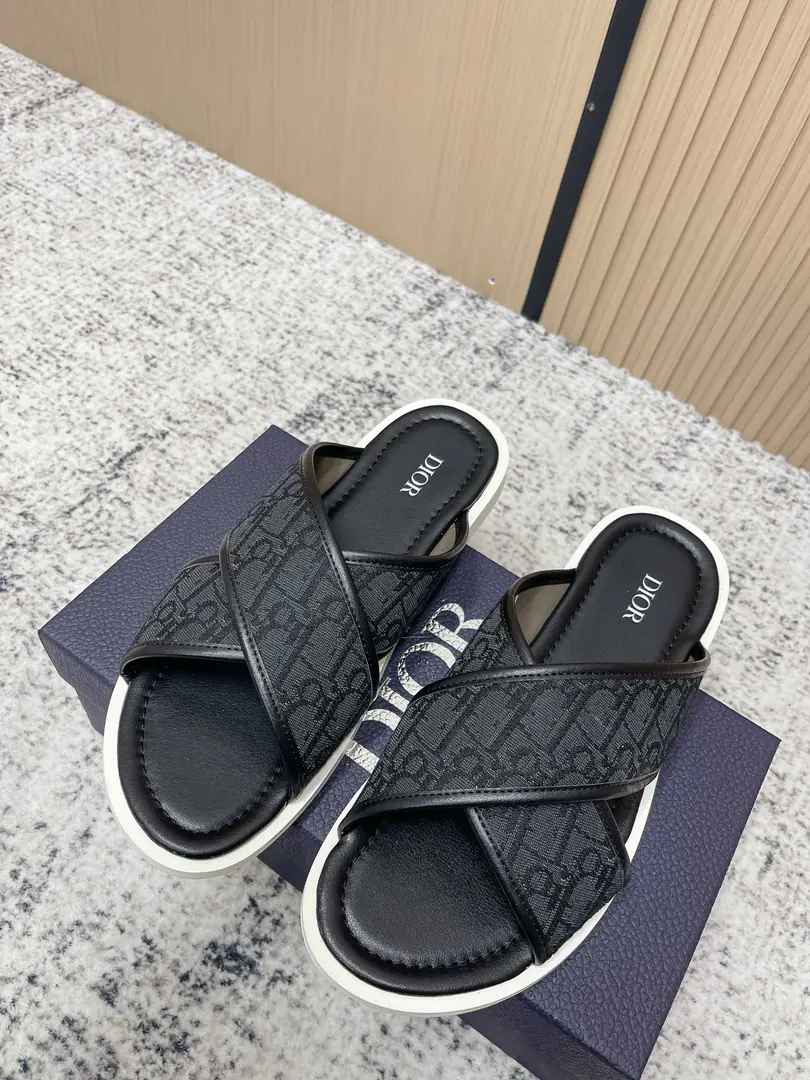Dior Men's slippers. 2026♪ Spring and summer cross the old flower｜The high-profile summer is just needed.✨ DiorThese cross-cutting old flowers are too good for summer.！ClassicObliqueThe old flower is a flower.+Cross-band design, The ancients are so obvious., The stars are all over the place.. All three colors have styles. ▪️Blackie.+Black leather.: Cool abstinence., The short shorts are a street man. ▫️Ash and old flower.+White skin.: ♪ Clear and gentle ♪, WhiteTThe fragrance is the French resort. ▫️The old flower.+Black leather.: Retro-coloured., I can do time-out.holdStay.. The shoe is so dense and the embroidery is so delicate., The calf's skin is soft., I'm so comfortable with my upper feet., The bottom-set design is not too tiring.. Size39-44All, 45/46Customable, A beach vacation., Daily commutes are fully compatible, It's all about the summer.！ #DiorShoes. #A man wears a suit. #Spring and summer are the best. #Old shoes.
