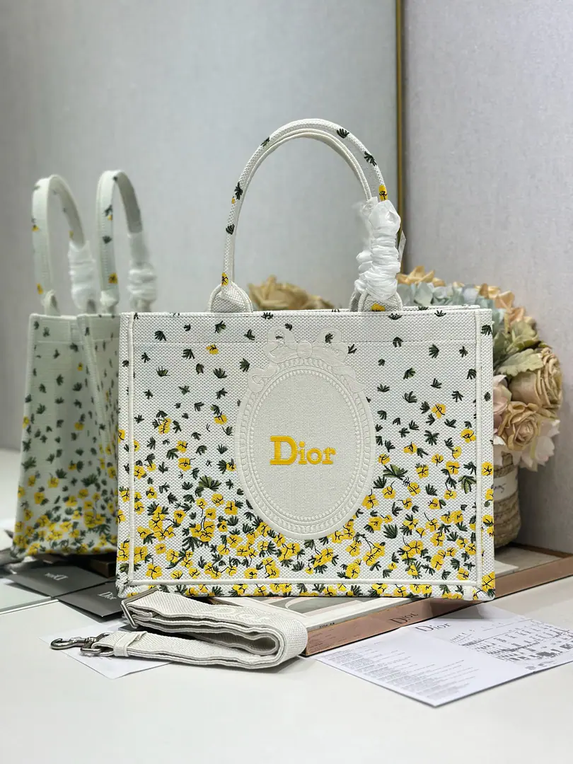 【A yellow mirror with a shoulder belt. Medium Size】 Dior book tote Shopping bags This one.Book ToteThe bag was inspired by Maria the Head of Women's Creatives.·Katya.·Cory.（Maria Grazia Chiuri）It's a reflection.DiorThe beauty of the game.. I can collect all kinds of daily supplies., A new act.BayadereMixed effectD-StripesA pattern embroidery, More fashionable.. "and the head"“Christian Dior”Mark, Well, that's all.DiorThe most beautiful process.. Paragraph: 1286 Dimensions: 36×28 cm 0006