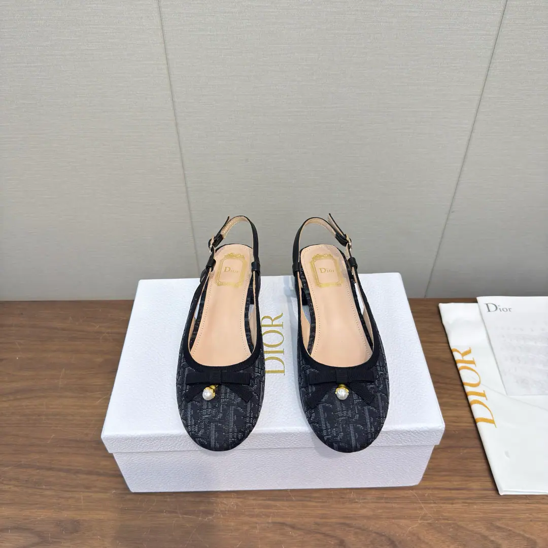 DIOr 26ss New paragraph Butterfly knots.🎀 Heel-shoes. Mary Jane's shoes. Ballet shoes. High Version DiorThe butterfly is wearing ballet shoes.｜Elegance never fades., Classic ballet shoes.+Signal Letter Butterfly Collar, French Ecliptic Laman, Soft-Back Round Head Design, The upper foot is comfortable., It's been a long time., 2& Colour all styles: The fog is blue and the warm atmosphere., The classic Black Book is right., Telecommuting, Date, Out of the street., Telecommuting, One pair to get everything done., The color value and comfort are online, The eternal classics in the shoe cabinet.. I've been wearing it long enough to be tired., It's the whole shoe cabinet.！♪ Gentle ♪/Sweet, cool girls can handle it., Close your eyes and don't step on the thunder.. Shoe.: Feature original material➕Lamb skin. Uchi.: Lamb skin. Otsumi!: Italy is a big-ass country. size: 35-41Code（40, 41Code custom is not to be changed）