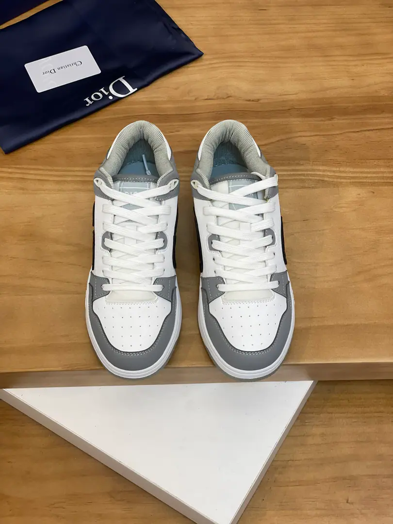 Sell Price: ¥ Trade marks: Dior*「Dio.*」Goose shoes. Positive code number: 38-44(Make a reservation.45.46) Commodity materials: The shoe is imported into the fabric of the original fabric., Into the air., Original Base. Part No. No.: 1006