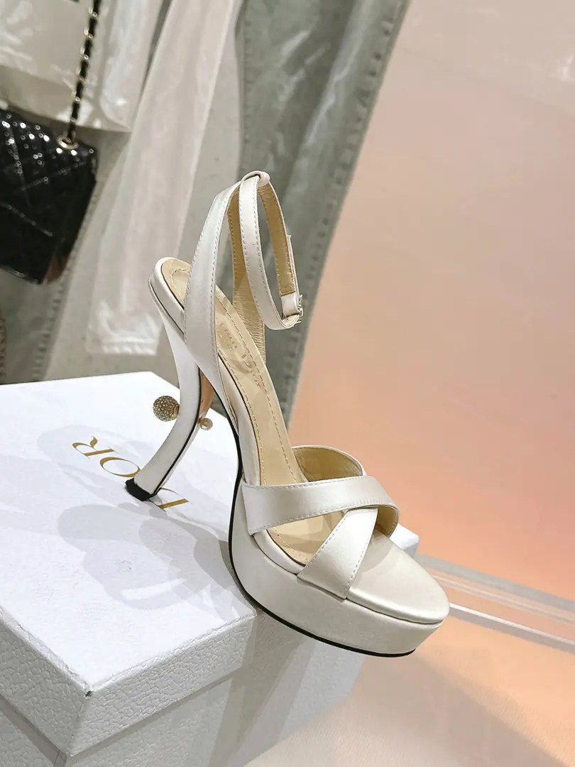🏧𝐃𝐈𝐎𝐑Classic show series. I hate the water-proof platform. It looks like a simple style. But the upper foot is a very high-ranking one. Very sexy. It'll make you feel like you're a man of all style.👍 The shoes are painted with a cow./Shinseng He's got a little foot in his head and a little sheep skin. Italian import original leather. Water table: 2.5cm He's tall.: 11cm Size: 35-42 [40.41.42Custom]