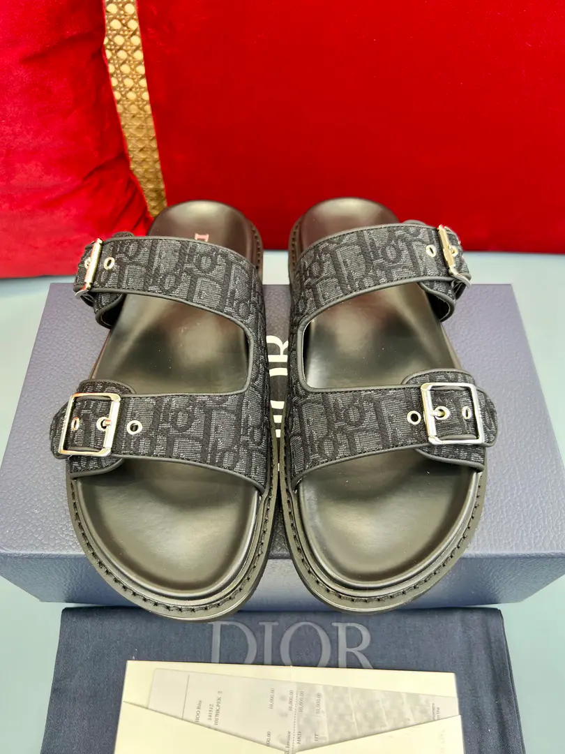 Men👨🏻Plant price, New paragraph 🆕Dior Aqua A man's slippers are elegant and leisurely.. - I'll take a D.～Ash CD Diamond Reconstruct the canvas., Inspired by the... Dio～Archives. Match“D”Signs and commo-tone bottoms, It's easy to match shorts or jeans., Make a fine shape.. Codes: 38-47 (38.47I'll make sure I don't change it.)