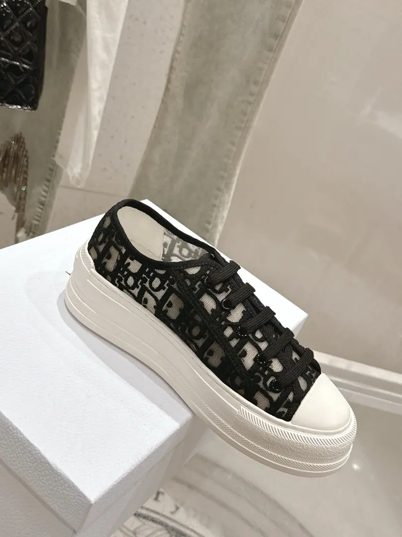 🏧𝐖𝐚𝐥𝐤'𝐧 𝐃𝐢𝐨𝐫 Top-level requisition Classic thick bottom series Old flower. Embroidery - Thick-deck canvass. Leisure sports shoes！ Original procurement development Make the goods. This one. Walk'n'DiorThe thick-decked sneakers are a fashionable single., Raise the tone of the series. Oblique A tampon of embroidered shoes., It's a nice mix., Shoe tongue and Christian Dior Paris Signal shoelaces.. It can add fashion to the various recreational models.. ✔Fabulous.: Original Custom ImportsOblique Embrace ✔Uchi.: Imports of soft sheep skins ✔Otsumi!: Original Unique ModelTPUBottom ✔Size: 35-41（40.41Make a reservation.）