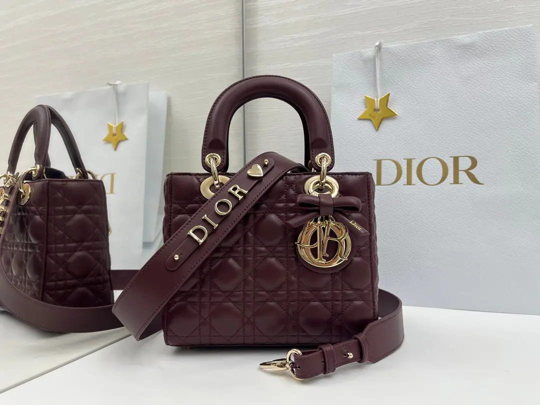 Top First List Butterfly knots.🦋Lady Dior My ABCDior The bags are concentrated. Dior A profound insight into grace and beauty.. It's carefully crafted with sheep leather., Make a good look at the vine-twice. Sew the details., The fashionable design has been long and long.. A metal with light gold. D.I.O.R. The hanger., I'll show you the grace of my life.. Four-legs-decord pattern, Designing special, The shoulder belt is a badge of identity., You can pick it up or slash it.. Dimensions: 20 x 17 x 8 centimetres ​6604 0009