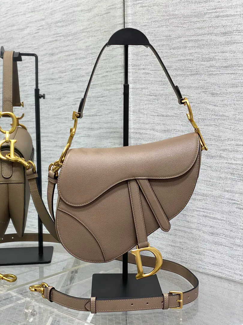 The original plant was packed and off-the-shelf.‼️ The warm brown.➕【With a shoulder belt.】𝗖𝗗 𝗦𝗮𝗱𝗱𝗹𝗲 Classic saddle bag.🈶️The king of the kings., The position is unshakeable.☝️The whole fashion world is still hot this year.🍀This new sale is now being offered with its own strap.！Focus or Dismantling Reconciling Length, - Oh, shit.！Finally.！No more money to match., And save a few more. How can you not go?！And the heat is pushing up to the top again. Paragraph: 3351 Size. 24×6×18cm ⚠️Shoulder belts are longest. cm, Shortest88.5cm 0446