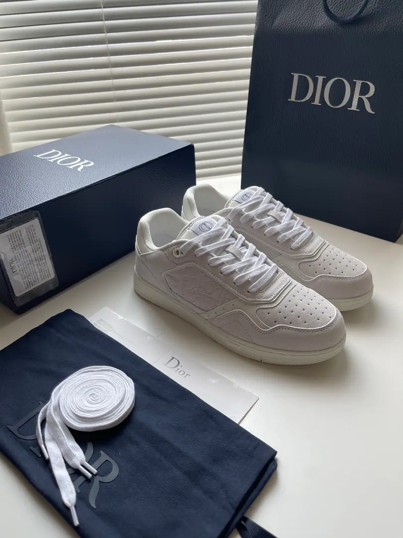 , Dio.Dio*#DHome new money.🆕B27 Low gang sneakers.✔️ It's carefully crafted using materials like Navy blue-feather., & Same-style Di～r Gravity Press effect fuzzy-glossing up-styling. The material on the fuzzy side. Oblique Pumping pattern, It's beautiful., Chan Di～r The most wonderful process of the workshop.. CD Icon The shoes are so beautiful and so delicate., The soles of the creamed rubber shoes., The tongues and the heels of the shoes are all red-coated with classic details., More sophisticated.. Low-end design, It's a lot of fashion., Various Di～r Icons The series is a good match.. Codes: 39-45 Colours: Clumsy., Blue., Curry., White, All black.