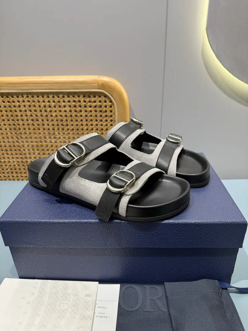 Men👨🏻Plant price, New paragraph 🆕Dior Aqua A man's slippers are elegant and leisurely.. - I'll take a D.～Ash CD Diamond Reconstruct the canvas., Inspired by the... Dio～Archives. Match“D”Signs and commo-tone bottoms, It's easy to match shorts or jeans., Make a fine shape.. Codes: 39-46 (46I'll make sure I don't change it.)