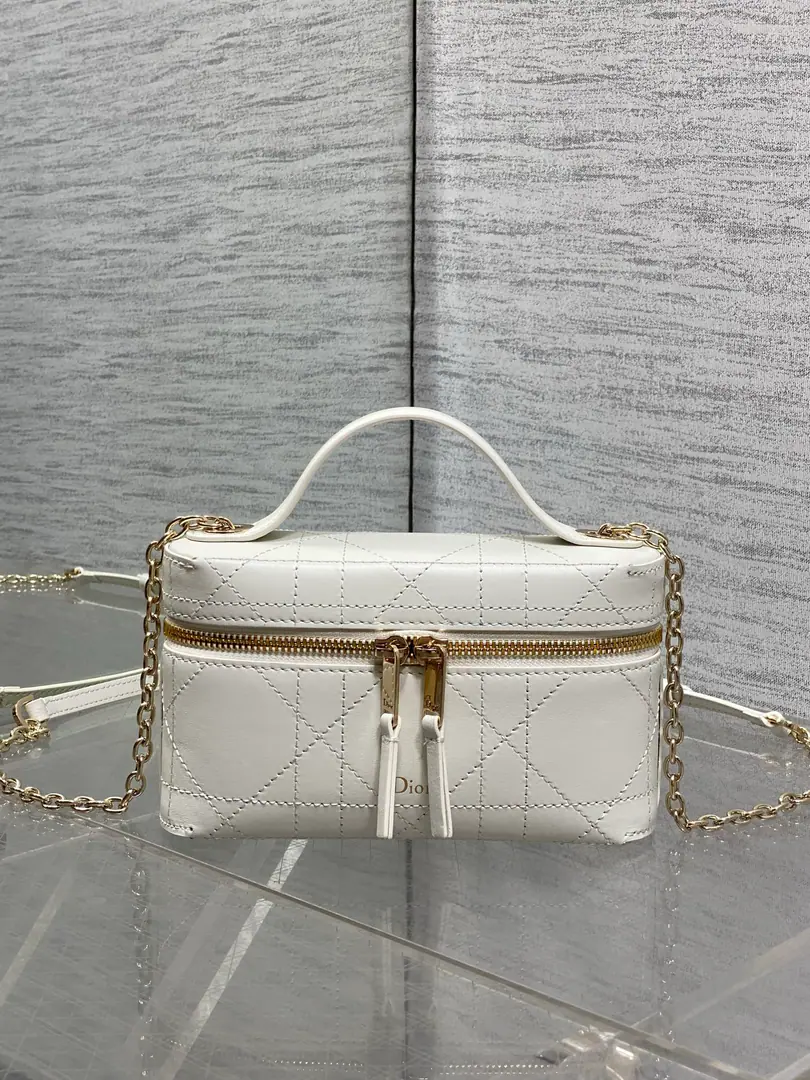The latest.Lady VanityMake-up bags. The skin of a delicate black cow makes the logo gravy. A champagne gold zipper with a...logo Handheld and metal chain, But the handheld is slashed. The ancients are so fine and so full of them. It's a daily commuting and dating ecstasy. size:19*16.5*5.5cm 5227 0007