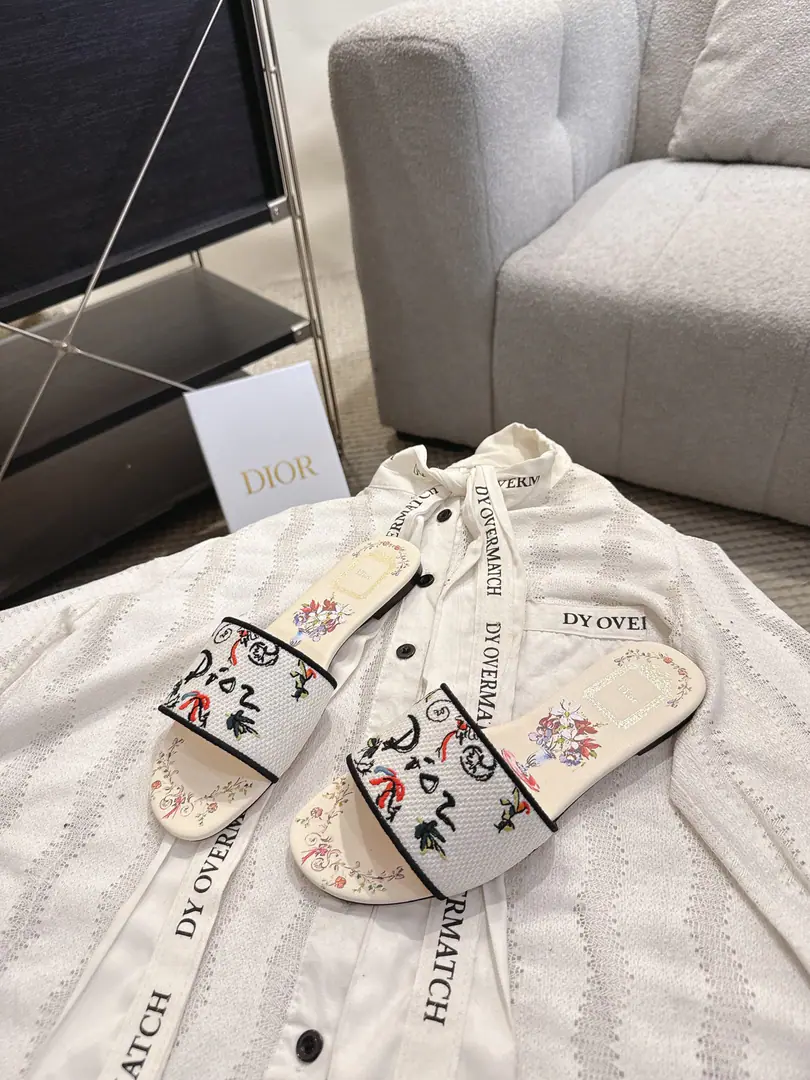 Top version run price Floor Dror2026♪ Spring and summer ♪ CD•Ms. Dio has a long-term embroidered slipper. Christian Dior has always been a gorgeous and elegant noun., In fashion, the top of the world.👍 Especially worth mentioning.: A salivation.✨Pattern, Re-presentChrstian DiorOne of the precious symbols.✅ Original version*Full package More than 100 colors. ◽️Shoe.: Top-of-the-line embroidery cotton cloth. ◽️Uchi.: Import of sheep skin ◽️Otsumi!: The original is really leather. ◽️Codes: 35-41 (41Do it.) ⚠️⚠️⚠️Because of the color., Individual colours to be ordered, No, no, no, no, no.