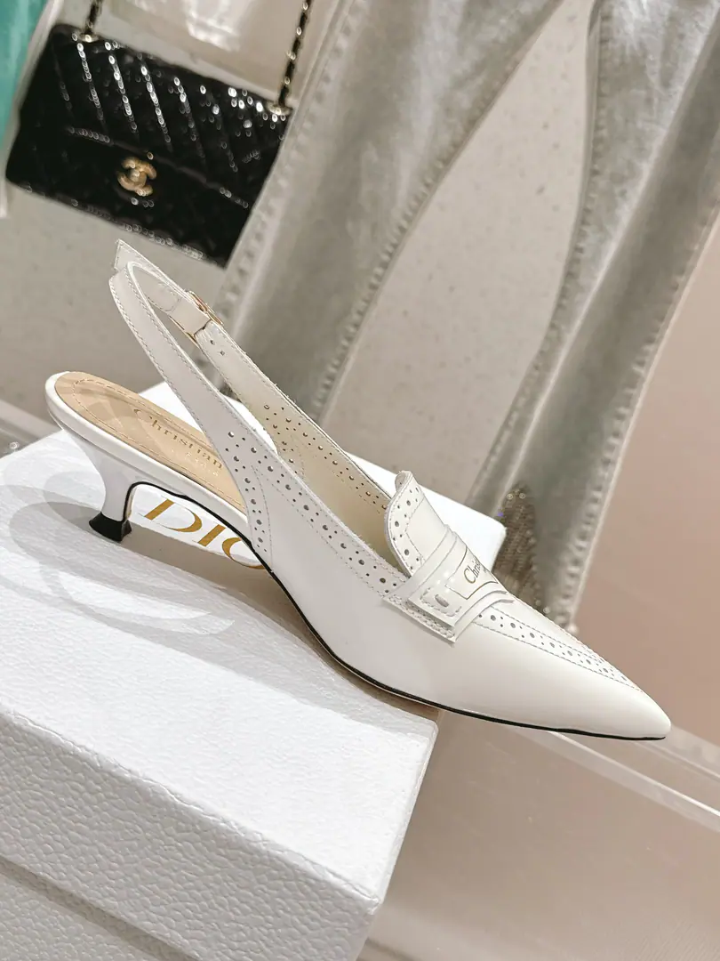 🏧𝐌𝐢𝐬𝐬 𝐃𝐢𝐨𝐫/The Diao classic Paris show. I'm a new cabinet. Pointy-head single shoe series This one.MissThe one-shoe series is a Paris show., Elegance fashion.. It's carefully crafted using paint leather., Shortcut, Shoe-faced metal with gold-faced beadslogoRaise the tone, Elegance atmosphere！Fashioned round-shoes and cylindrical heels are mutually reinforcing., It adds a high quality to the various shapes.. The shoes are painted with imported soft calves. The insides are all sheep's skin. Italian imports are so thick. He's tall.: 3.5cm/7.5cm Codes: 35-41 [40.41.42Custom]