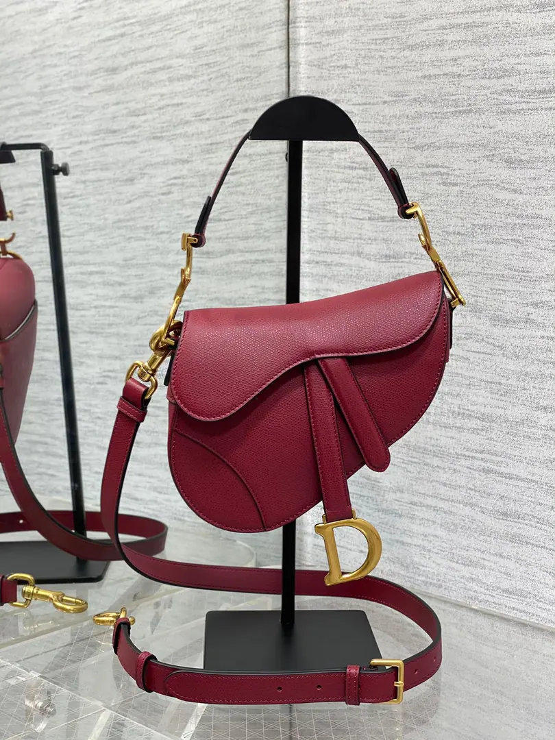 The little top-of-the-line factory skin.DiorWine and Red.➕【With a shoulder belt.】𝗖𝗗 𝗦𝗮𝗱𝗱𝗹𝗲 Classic saddle bag.🈶️The king of the kings., The position is unshakeable., The whole fashion world is still hot this year.🍀This new sale is now being offered with its own strap.！Focus or Dismantling Reconciling Length, - Oh, shit.！Finally.！No more money to match., And save a few more. How can you not go?！And the heat is pushing up to the top again. Size. 17×5×15cm ⚠️Shoulder belts are longest. cm, Shortest88.5cm 0446