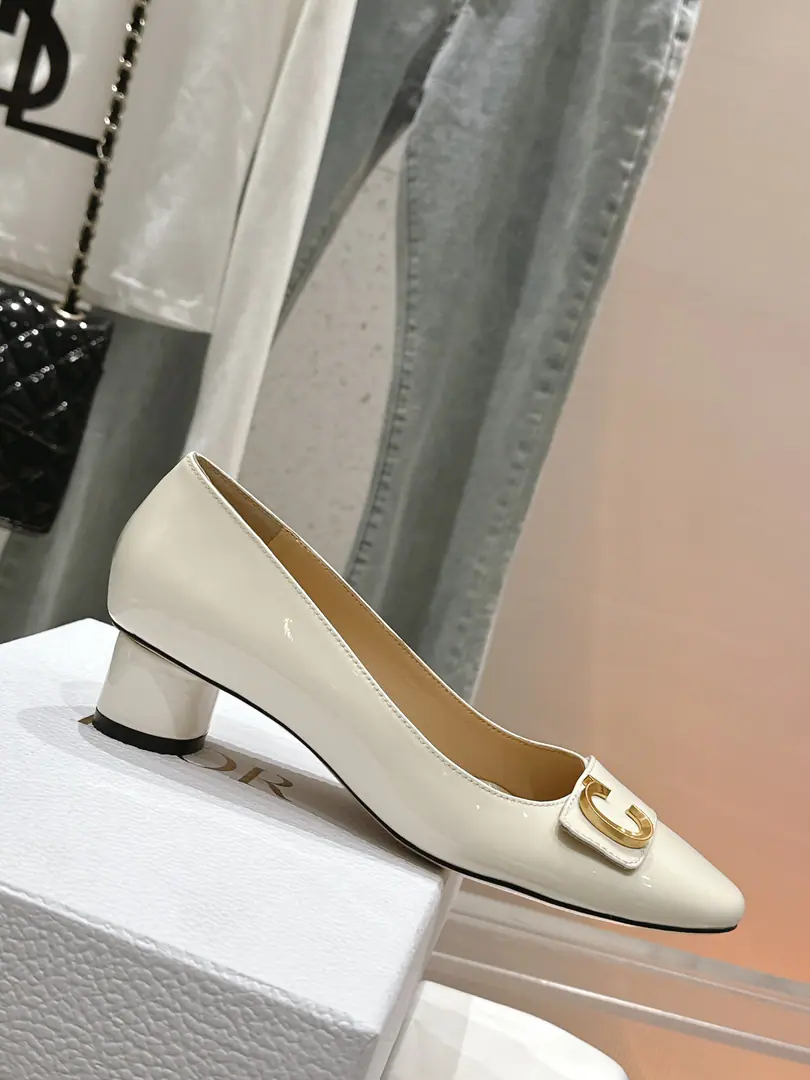 🏧𝐃𝐈𝐎𝐑The new high-end series of Mary Jane's shoes. The star is the same.CDLetterlogoThe hardware button. Top Quality！ Material: Importing cow paints Rigs.: In the pyramid. Shoes under the sole.: Italy is a big-ass country. Original Open-Fixed Metal Bumper He's tall.4CM/8CM size:35-40 [40.41Custom]
