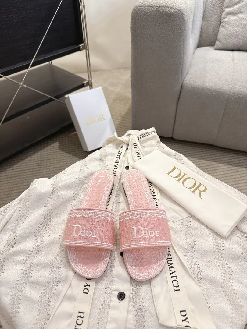 Floor Dror2026♪ Spring and summer ♪ CD•Ms. Dio has a long-term embroidered slipper. Christian Dior has always been a gorgeous and elegant noun., In fashion, the top of the world.👍 Especially worth mentioning.: A salivation.✨Pattern, Re-presentChrstian DiorOne of the precious symbols.✅ Original version*Full package More than 100 colors. ◽️Shoe.: Top-of-the-line embroidery cotton cloth. ◽️Uchi.: Import of sheep skin ◽️Otsumi!: The original is really leather. ◽️Codes: 35-41 (41Do it.) ⚠️⚠️⚠️Because of the color., Individual colours to be ordered, No, no, no, no, no.