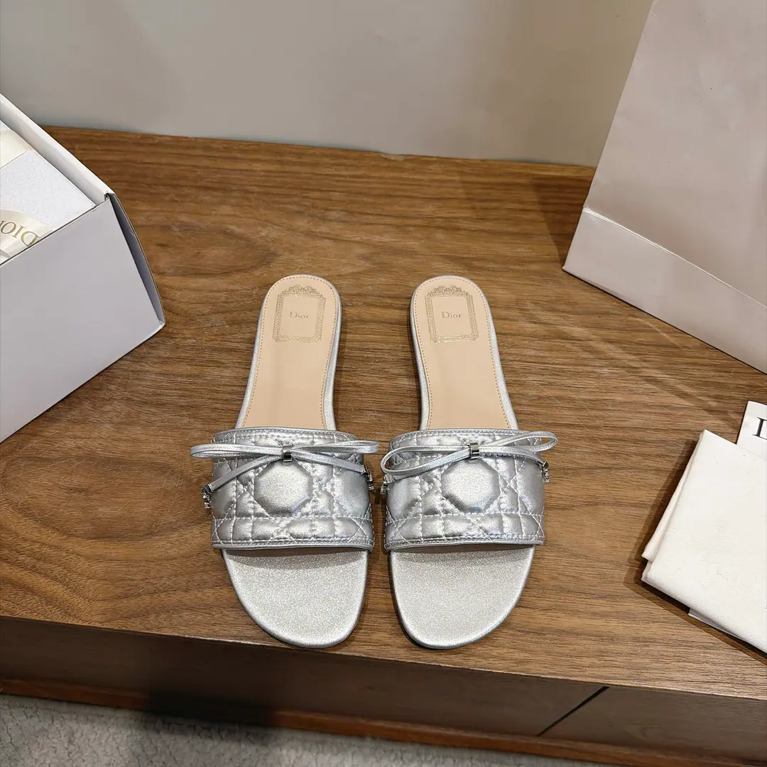 Aircraft box Plant prices:Floor Dio. Dior 2026The early spring new money. CannageThe vine-twilighted electric embroidery and the word-trapped butterfly swags. CDLetterlogoThe hardware is rounded up and the sandals are empty. Market Top Version Material:I'm a mixed-skinned goat.+In the skin of the sheep.+Italy is a big-ass country. He's tall.:Flat size: 34-43(34.40.41.42.43You're gonna have to do it or not.）