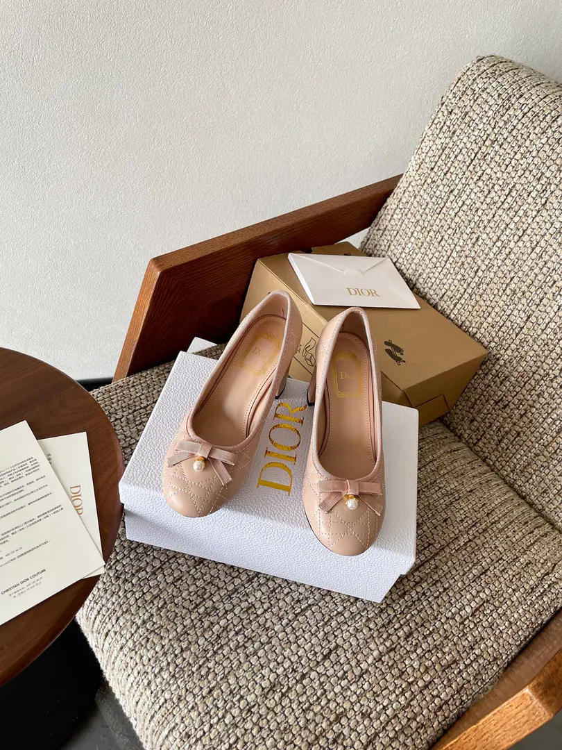 Dior | Dio. 26Spring and summer embroidery.logoWeasels of butterflies tied to the bottom of the round Mary Jane's shoes.！ 🧡💚2026Spring and summer brand new. Top Version⚠️ The owner of the counter is making a new offer. CDButterfly with Mary Jane's ballet shoes. New hardware.🆕 Requisition level！It's a great sense of excellence.！A huge amount of money from domestic and international bloggers., Old and fashionable. 💎The upper toe blew up.！The boss's push.★ Shoe.:Use of mixed-import sheep skin Inside, put your feet on the inside.:Importing crystal sheep skin Otsumi!:Italian imports are so colory. Codes:35-41（40 41 I'll make sure I don't change it.）