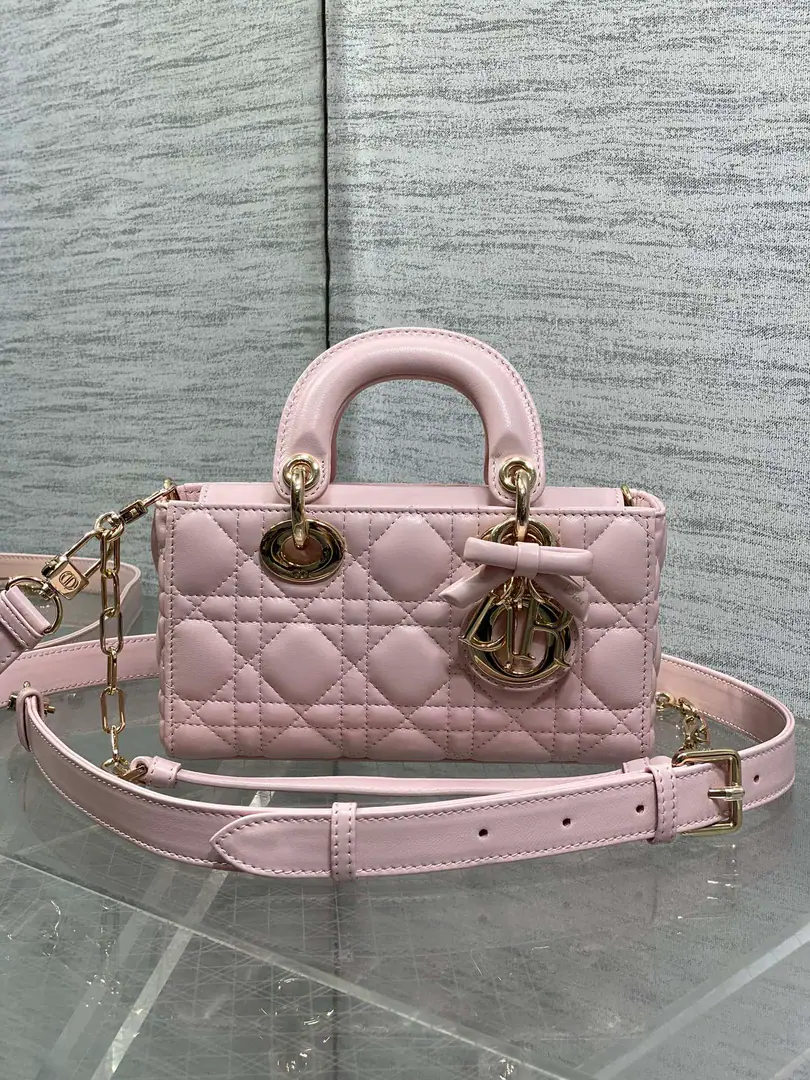Top First List Slurping.‼️ D-joyLatestminiButterfly knots.🎀Series, Speak.microIt's too small., The little ones with the big little horns look at them., NewminiDimensions, Big phones can be completely down., This size is even more delicate., The rhythm of the big bang., Two shoulder belts with the bag., Multiple backsliding., The top is beautiful., The classic diamond design., With soft sheep skin., The whole thing is elegant and fashionable., I'll get the necessary supplies for my daily travel. size: 19*5.5*10.5cm 9260 0009
