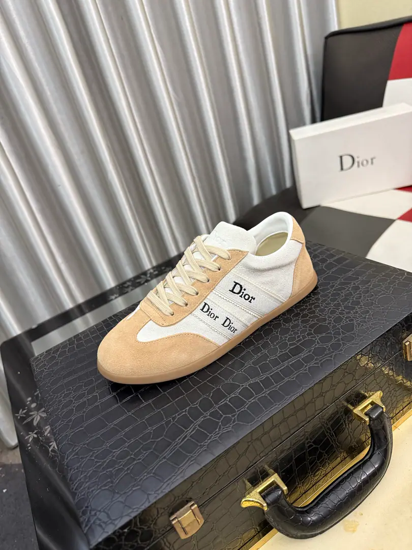 Get out of the factory.⌚️⌚️【Dior】Dior's leisure shoes., Use imported cattle skin pressure to match brand fonts, The back and the cow's skin are high., In the sheep's skin., It's comfortable., Easy., Original, head starter., Official Network1: 1, The bottom of the private model., Codes36One. ️⃣Colour Optional