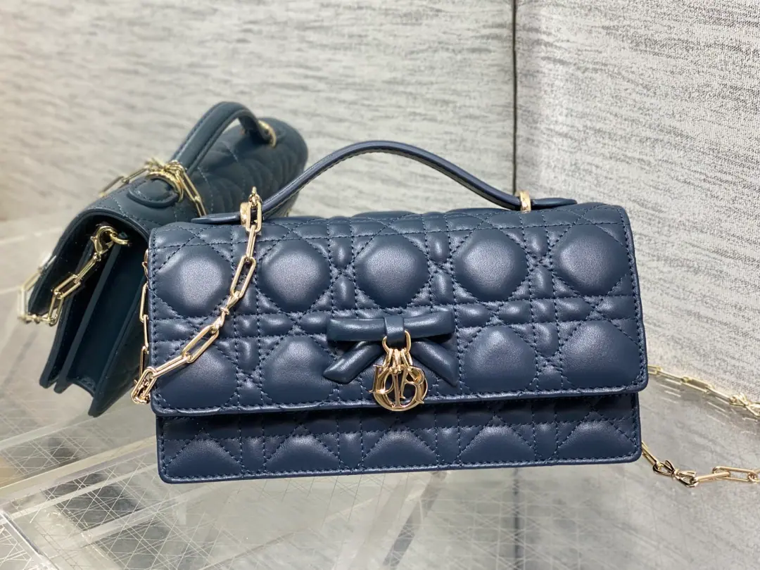 Current‼️ The newest butterfly chainer in the brick cabinet.🎀Signal vine grooves, A classic letter-and-letter strap.🎀👏, A new handle design., With soft sheep skin., Elegance and fashion.🙋, The brightest part is the beautiful pearl chain.😁, Make the whole bag even more sophisticated., Multiple layers and slots inside, A beautiful, practical one.😍 size:21*11*5cm 0502
