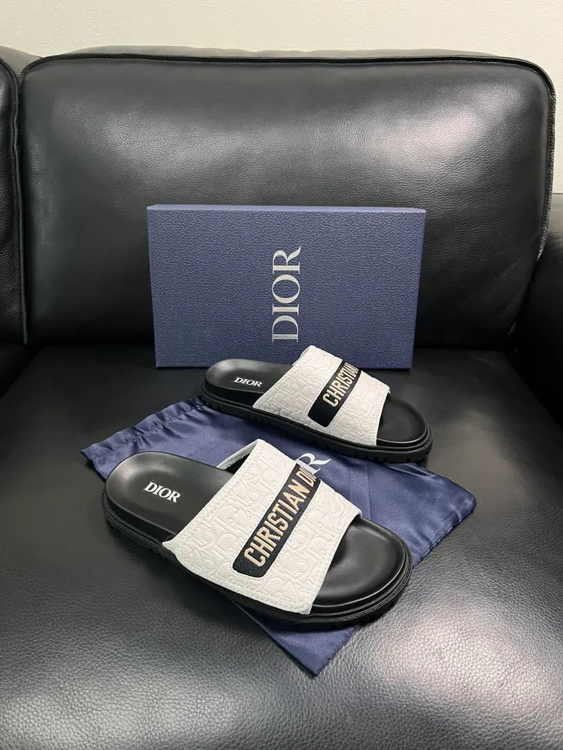 Dior High Quality Top-level craft Dio. Spring and summer slipper cabinets are synchronized., The shoe-faced Italian imports the cattle with the sign cloth., High-quality complex integration process, Shoes under the sole.: The original plant is used for the original base., It's super comfortable to be a sole-acting base., The original factory and the single., Codes 39-44 (Make a reservation.38 45 46)