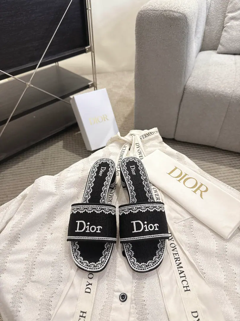 High heels Dror2026♪ Spring and summer ♪ CD•Ms. Dio has a long-term embroidered slipper. Christian Dior has always been a gorgeous and elegant noun., In fashion, the top of the world.👍 Especially worth mentioning.: A salivation.✨Pattern, Re-presentChrstian DiorOne of the precious symbols.✅ Original version*Full package More than 100 colors. ◽️Shoe.: Top-of-the-line embroidery cotton cloth. ◽️Uchi.: Import of sheep skin ◽️Otsumi!: The original is really leather. ◽️Codes: 35-41 (41Do it.) ⚠️⚠️⚠️Because of the color., Individual colours to be ordered, No, no, no, no, no.