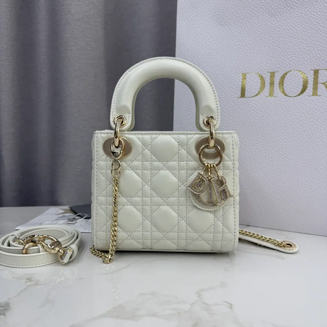 Three white ones.-The skin of a sheep is a bag of diamonds.-Numbering: M0505 This one. Lady Dior The bags are concentrated. Dior A deep insight into grace and beauty.. It's made from white sheep leather., It's a classic, acclaimed, sewn-up., The fashionable design has been long and long.. A diamond-covered metal. D.I.O.R. The hanger., Add a touch of the fine contour.. Mini-style., With a detachable chain shoulder belt., You can pick it up or slash it., I'm the perfect partner for the evening dress.. Subject: Lamb leather. Refried.: Lamb leather. Detachable chains Internal zippers. But you can match the other ones with the other ones. Dior A embroidered shoulder belt. It contains dustproof bags. Dimensions: 17 x 15 x 7 centimetres（Long x High x Kuan） Acceptable 1 A cell phone., 1 A clip and lipstick. Chain length: centimetres Thread to top of the handbag length: 58 centimetres Top handle length: 24 centimetres Top handle to top of handbag length: 6.5 centimetres Weight: grams The size and weight detail may vary depending on the material of the product.