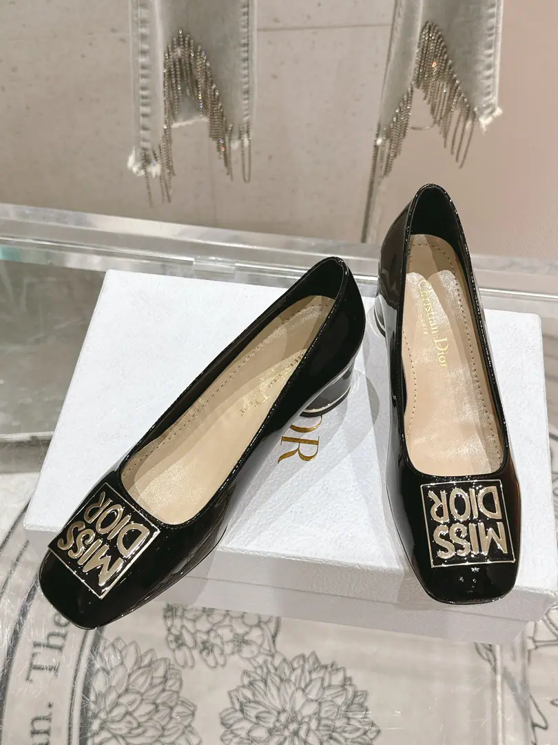 🏧𝐌𝐢𝐬𝐬 𝐃𝐢𝐨𝐫/The Diao classic Paris show. I'm a new cabinet. Metal button single shoe series This one.MissThe one-shoe series is a Paris show., Elegance fashion.. It's carefully crafted using paint leather., Shortcut, Shoe-faced metal with gold-faced beadslogoRaise the tone, Elegance atmosphere！Fashioned round-shoes and cylindrical heels are mutually reinforcing., It adds a high quality to the various shapes.. The shoes are painted with imported soft calves. The insides are all sheep's skin. Italian imports are so thick. He's tall.: 4cm/8cm Codes: 35-41 [40.41.42Custom]
