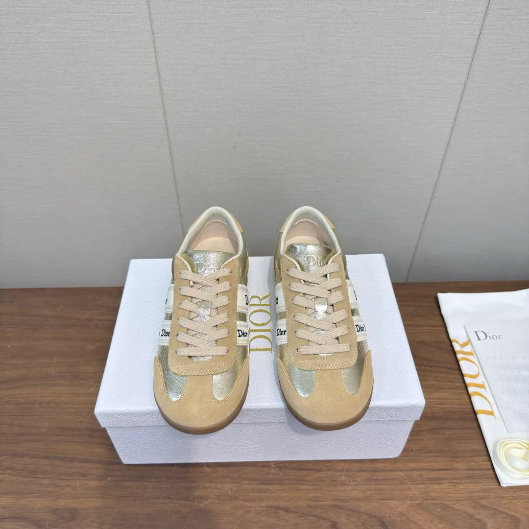 Dior Dior is the latest.26ss Spring Series Leisure sports shoes Shoes. New money coming in. High Version 2026New series, Different shoes., ♪ The youth is so great ♪ Dream back to school., Re-enacting sports style with elegant fashion.. The shoes were carefully made from white net eye fabrics., Shoe belts and heels. Christian Dior Paris Mark. A fine pair of shoes, soft and soft., It can add high-altitude to various recreational models. Send a cabinet for fine packaging🛍📦 ▪️Fabulous.: Original custom-made process materials ▪️Uchi.: Imports of soft sheep skins ▪️Shoes under the sole.: Original modeling of slide-resistant rubber material ▪️Bottom: 3CM ▪️Size: Female35-41 / 41Custom