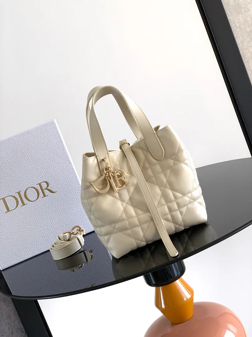 This one. Dior Toujours Tile handbag fashionable, Don't make a single.. It's carefully crafted with black cow leather., I'm gonna use the super-trub line., A wide internal partition would accommodate a variety of daily supplies.. It's got a thin leather belt., I can safely collect all kinds of items., There's another one. CD Lock Letter D knob button, Reconciled on both sides, Raise the tone. Small sizes, Top leather handles with disassembly leather shoulder belts., But the handy., Shoulder or slash. Subject: Cow leather. Refried.: Cow leather. Double-share design: ♪ The thin band and the Christian Dior Paris Tie the pair. CD Lock - Pull! D.I.O.R. The hanger. Internal plug-in bags to place cards Top leather handle. Detachable leather straps. Dimensions: 18.5 x 18.5 x 12 centimetres Numbering:FJA-M2835 0010