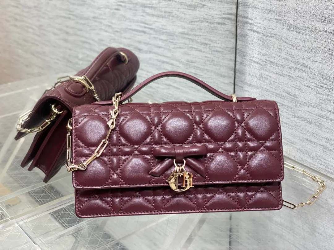 Current‼️ The newest butterfly chainer in the brick cabinet.🎀Signal vine grooves, A classic letter-and-letter strap.🎀👏, A new handle design., With soft sheep skin., Elegance and fashion.🙋, The brightest part is the beautiful pearl chain.😁, Make the whole bag even more sophisticated., Multiple layers and slots inside, A beautiful, practical one.😍 size:21*11*5cm 0502