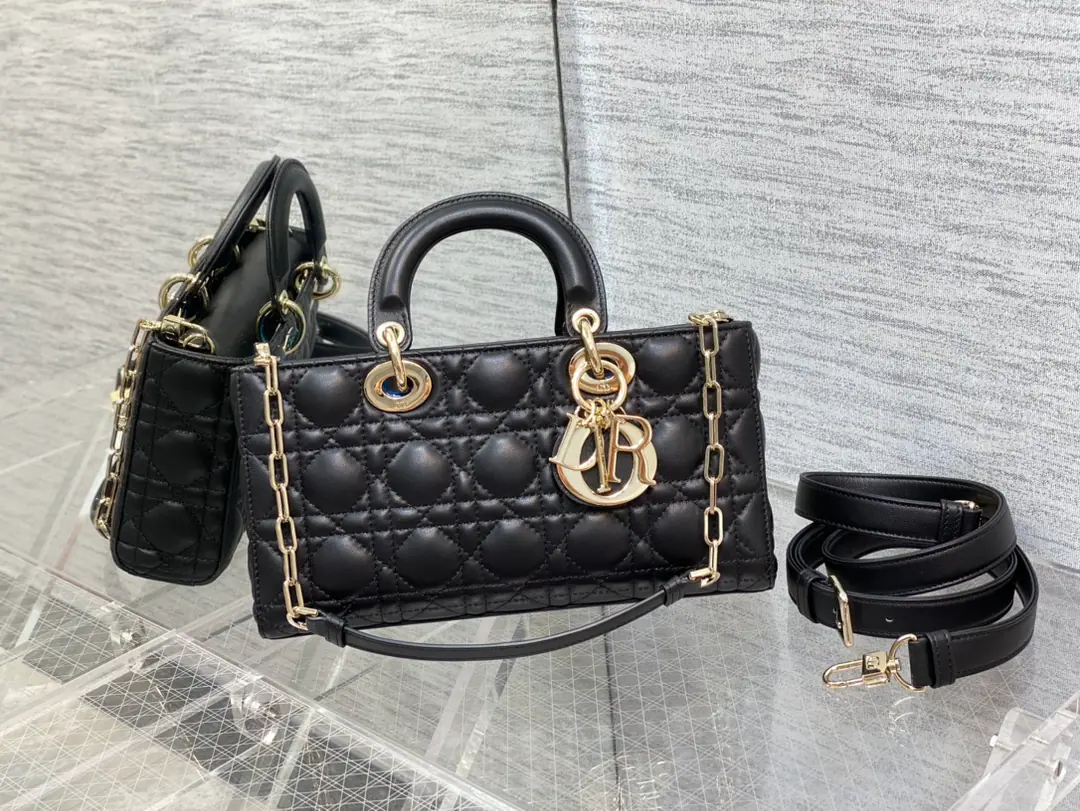 NewD-joyPower returns., The rhythm of the big bang.🔥, Two shoulder belts with the bag., Multiple backsliding.🙋🏻‍♀️, The top is beautiful., The classic diamond design.🥅, It's a nice, fashionable pair of soft sheep skins.🌿 size: 26*6*14cm 9250 0004