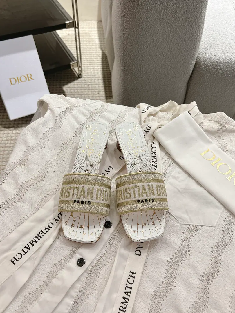 Circle D*or2026♪ Spring and summer ♪ CD•Ms. Dio has a long-term embroidered slipper. Christian Dior has always been a gorgeous and elegant noun., In fashion, the top of the world.👍 Especially worth mentioning.: A salivation.✨Pattern, Re-presentChrstian DiorOne of the precious symbols.✅ Original version*Full package More than 100 colors. ◽️Shoe.: Top-of-the-line embroidery cotton cloth. ◽️Uchi.: Import of sheep skin ◽️Otsumi!: The original is really leather. ◽️Codes: 35-41 (41Do it.) ⚠️⚠️⚠️Because of the color., Individual colours to be ordered, No, no, no, no, no.