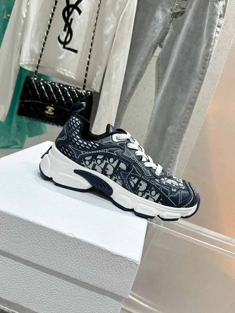 🏧𝐂𝐡𝐫𝐢𝐬𝐭𝐢𝐚𝐧 𝐃𝐢𝐨𝐫Top Version - The classic sports old man's shoes. Purchase originals A lot of stars., The super-loan of the red., Dance shoe mix.LogoThe weaves show the atmosphere's simplicity.. The prototype is a model., The details are welcome. The shoe face is custom-made and soft silk cow skin.✚Inside, it's comfortable in the air network. Note plastic feet, Original Open Model To ColourLogoWeaving✚Original Open3DFilm Group✚Original open model slider combination！ Codes:35-41 [40.41Make a reservation.] The original high-end fine packaging.