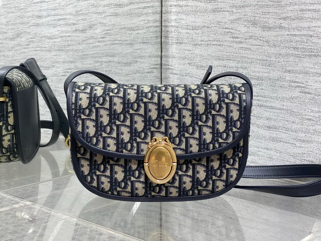 Current‼️ LatestMedaillonSeries A simple, expensive bag., French ellipse mirror It's a French-only grace and romance. Classic.Oblique The more you look, the more you look. The shoulder belt can adjust the length. ♪ And the shoulder slants ♪ The back is full of French sweets. size:23*16*6.5cm 3922 0002