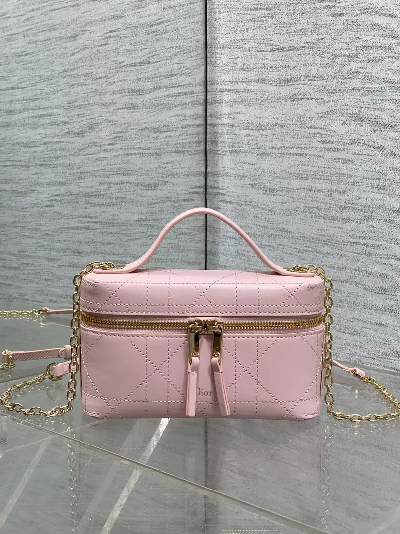 The latest.Lady VanityMake-up bags. The skin of a delicate black cow makes the logo gravy. A champagne gold zipper with a...logo Handheld and metal chain, But the handheld is slashed. The ancients are so fine and so full of them. It's a daily commuting and dating ecstasy. size:19*16.5*5.5cm 5227 0007