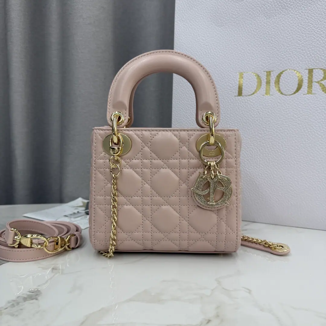 Three-legged fat powder.-The skin of a sheep is a bag of diamonds.-Numbering: M0505 This one. Lady Dior The bags are concentrated. Dior A deep insight into grace and beauty.. It's a pink sheep leather., It's a classic, acclaimed, sewn-up., The fashionable design has been long and long.. A diamond-covered metal. D.I.O.R. The hanger., Add a touch of the fine contour.. Mini-style., With a detachable chain shoulder belt., You can pick it up or slash it., I'm the perfect partner for the evening dress.. Subject: Lamb leather. Refried.: Lamb leather. Detachable chains Internal zippers. But you can match the other ones with the other ones. Dior A embroidered shoulder belt. It contains dustproof bags. Dimensions: 17 x 15 x 7 centimetres（Long x High x Kuan） Acceptable 1 Department, 1 A card and a lip. Chain length: centimetres Thread to top of the handbag length: 58 centimetres Top handle length: 24 centimetres Top handle to top of handbag length: 6.5 centimetres Weight: grams The size and weight detail may vary depending on the material of the product.