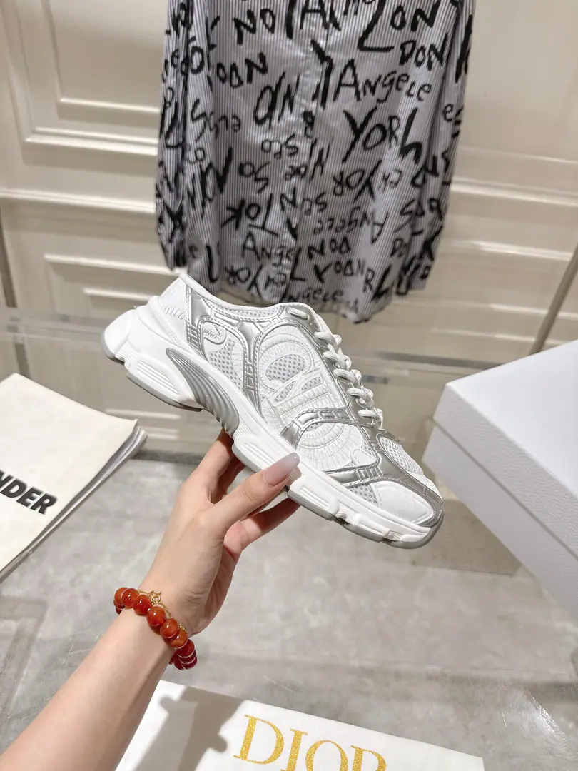 🏧𝐃𝐢𝐨𝐫Top Quality Full New Series Classic.👫Couples with a head tow their leisure shoes. The prototype is a model. The details are welcome. The original shoe face of the grid. It's a nice airnet. OriginalEVAThe soles are so light and soft.！ Male and Female Code:35-45 [Women40.41/Men45Make a reservation.]