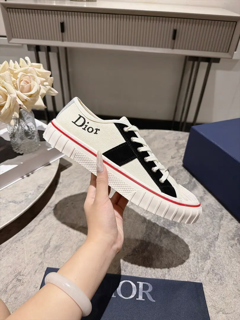 DiorDio.26ssSummer's new set of old flowers and low-end canvas shoes. A low-end canvas with a softly tuned ancient culture., The classic shell-shelled shoe head is a cheap, low-end gang., Collapse synthesizing design clearly., The classic old flower element is inflamed into the lightly lavish style., The straps are all designed to be sexual.. The flu and the actual low-shoes., Combining antiquated elements with leisure style, The seasons are easy to fit in., It's a simple fashion thing.. Shoe.: The canvas./Embroidery Uchi.: Bullskins. Otsumi!: Original version to open size: Women35-40 Men40-46（Women40, 45.46Code custom is not to be changed） He's tall.: 3cm
