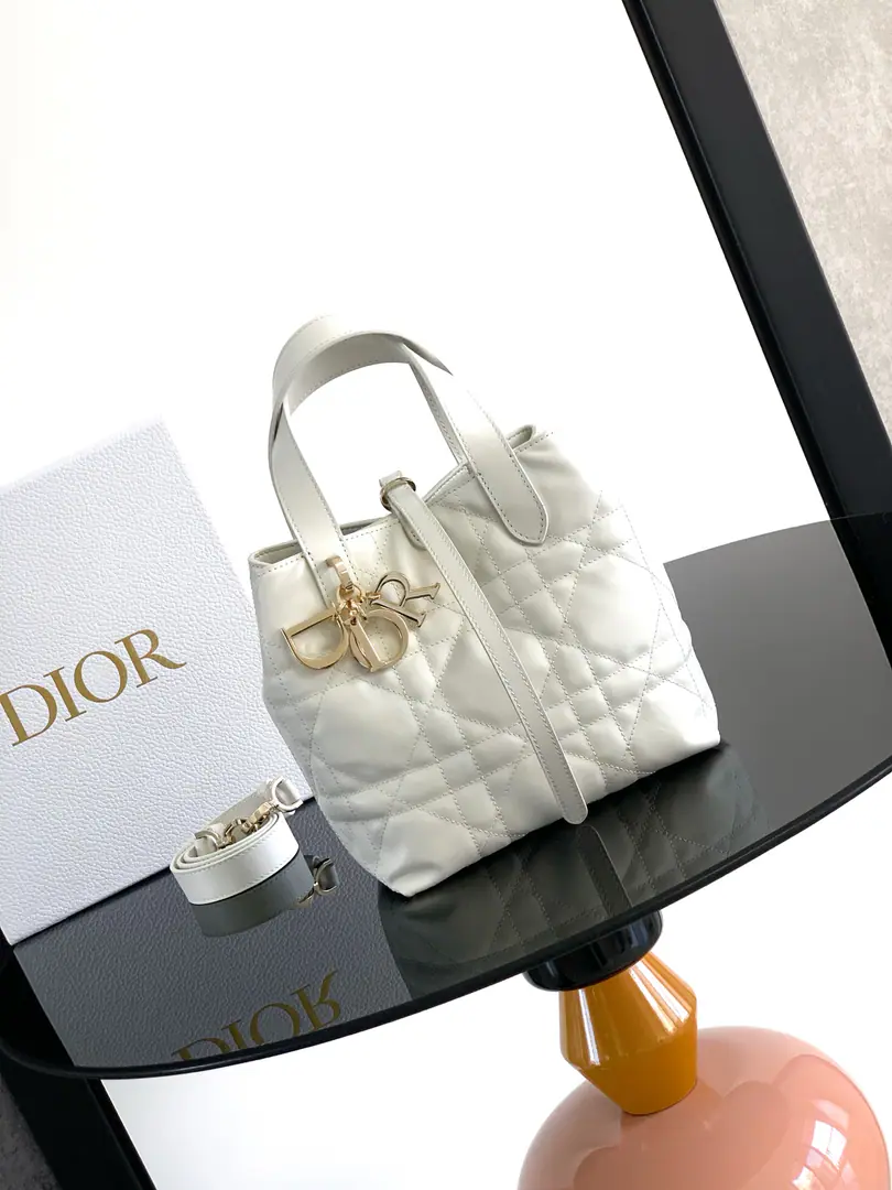 This one. Dior Toujours Tile handbag fashionable, Don't make a single.. It's made with white cow leather., I'm gonna use the super-trub line., A wide internal partition would accommodate a variety of daily supplies.. It's got a thin leather belt., I can safely collect all kinds of items., There's another one. CD Lock Letter D knob button, Reconciled on both sides, Raise the tone. Small sizes, Top leather handles with disassembly leather shoulder belts., But the handy., Shoulder or slash. Subject: Cow leather. Refried.: Cow leather. Double-share design: ♪ The thin band and the Christian Dior Paris Tie the pair. CD Lock - Pull! D.I.O.R. The hanger. Internal plug-in bags to place cards Top leather handle. Detachable leather straps. Dimensions: 18.5 x 18.5 x 12 centimetres Numbering:FJA-M2835OSNW 0010