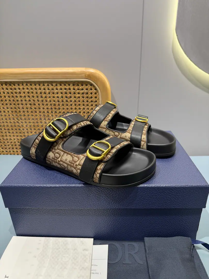 Men👨🏻Plant price, New paragraph 🆕Dior Aqua A man's slippers are elegant and leisurely.. - I'll take a D.～Ash CD Diamond Reconstruct the canvas., Inspired by the... Dio～Archives. Match“D”Signs and commo-tone bottoms, It's easy to match shorts or jeans., Make a fine shape.. Codes: 39-46 (46I'll make sure I don't change it.)