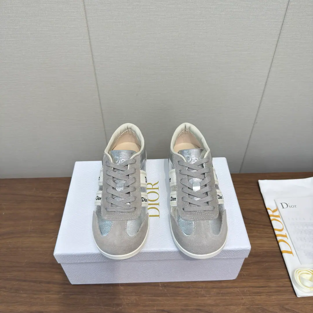 Dior Dior is the latest.26ss Spring Series Leisure sports shoes Shoes. New money coming in. High Version 2026New series, Different shoes., ♪ The youth is so great ♪ Dream back to school., Re-enacting sports style with elegant fashion.. The shoes were carefully made from white net eye fabrics., Shoe belts and heels. Christian Dior Paris Mark. A fine pair of shoes, soft and soft., It can add high-altitude to various recreational models. Send a cabinet for fine packaging🛍📦 ▪️Fabulous.: Original custom-made process materials ▪️Uchi.: Imports of soft sheep skins ▪️Shoes under the sole.: Original modeling of slide-resistant rubber material ▪️Bottom: 3CM ▪️Size: Female35-41 / 41Custom