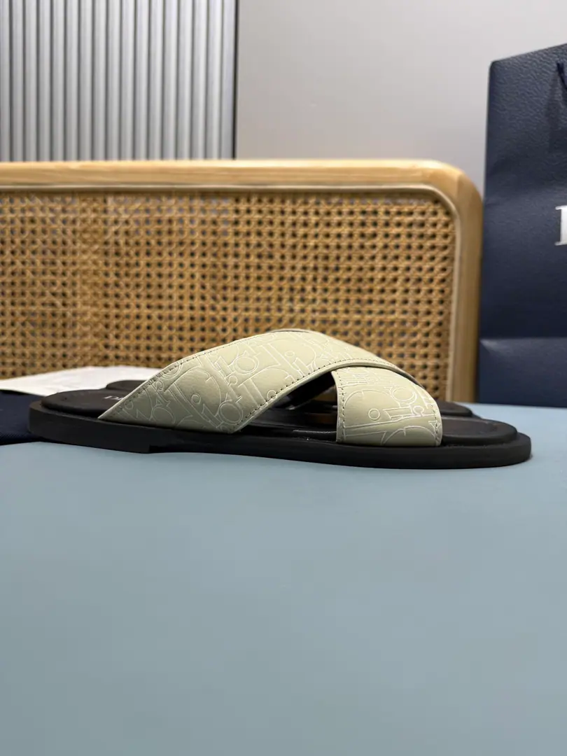 Men👨🏻Plant price, New paragraph 🆕Dior Aqua A man's slippers are elegant and leisurely.. - I'll take a D.～Ash CD Diamond Reconstruct the canvas., Inspired by the... Dio～Archives. Match“D”Signs and commo-tone bottoms, It's easy to match shorts or jeans., Make a fine shape.. Codes: 39-46 (46I'll make sure I don't change it.)
