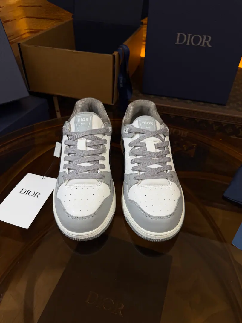 Top version full package DiorDio.B57A series of recreational sneakers.CDSkis. Original procurement development Make the goods. This one. B57 The Chinese sports shoe is a new series of men's spring suits., Reconstructing basketball shoes., Become Dior A classic one.. It's carefully crafted using grey and white smooth cow leather., Sides are in rice and black. Oblique Mark sign. Shoe tongue., Shoes under and behind the backs, so as to improve the tone with a variety of features., And the perforated details., The artery and rubber plate are more of a charm for the motion of its sports style.. With a pair of rubber shoes., It's a mix of costumes., Make a fine shape.. Send a cabinet for fine packaging🛍📦 ▪️Fabulous.: Original custom-made cow skin+ ObliqueOld bouquet. ▪️Uchi.: The original is custom-made in the air. ▪️Otsumi!: Original OpenTPUGroup Bottom ▪️Bottom: 3CM ▪️Size: Codes39-45