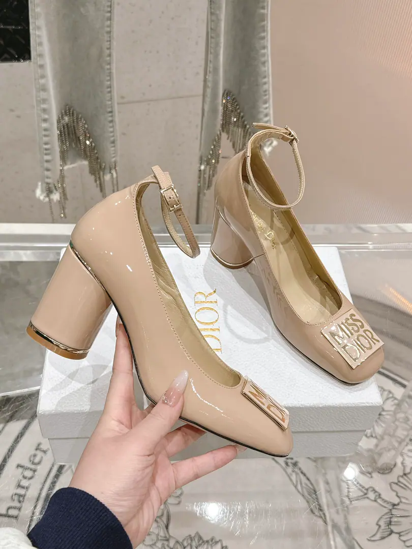 🏧𝐌𝐢𝐬𝐬 𝐃𝐢𝐨𝐫/The Diao classic Paris show. I'm a new cabinet. Metal button single shoe series This one.MissThe one-shoe series is a Paris show., Elegance fashion.. It's carefully crafted using paint leather., Shortcut, Shoe-faced metal with gold-faced beadslogoRaise the tone, Elegance atmosphere！Fashioned round-shoes and cylindrical heels are mutually reinforcing., It adds a high quality to the various shapes.. The shoes are painted with imported soft calves. The insides are all sheep's skin. Italian imports are so thick. He's tall.: 4cm/8cm Codes: 35-41 [40.41.42Custom]